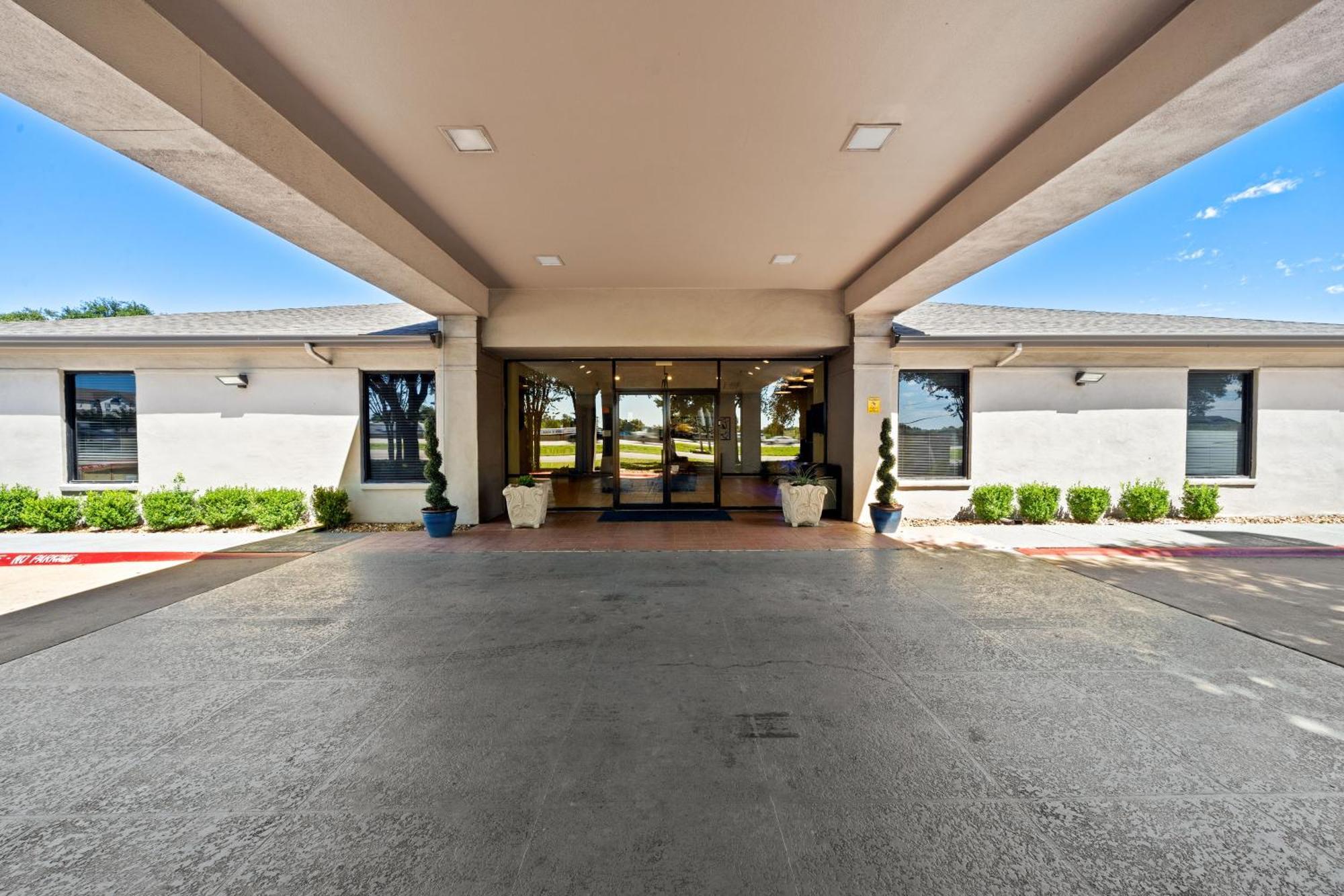 Days Inn By Wyndham Round Rock Exterior photo