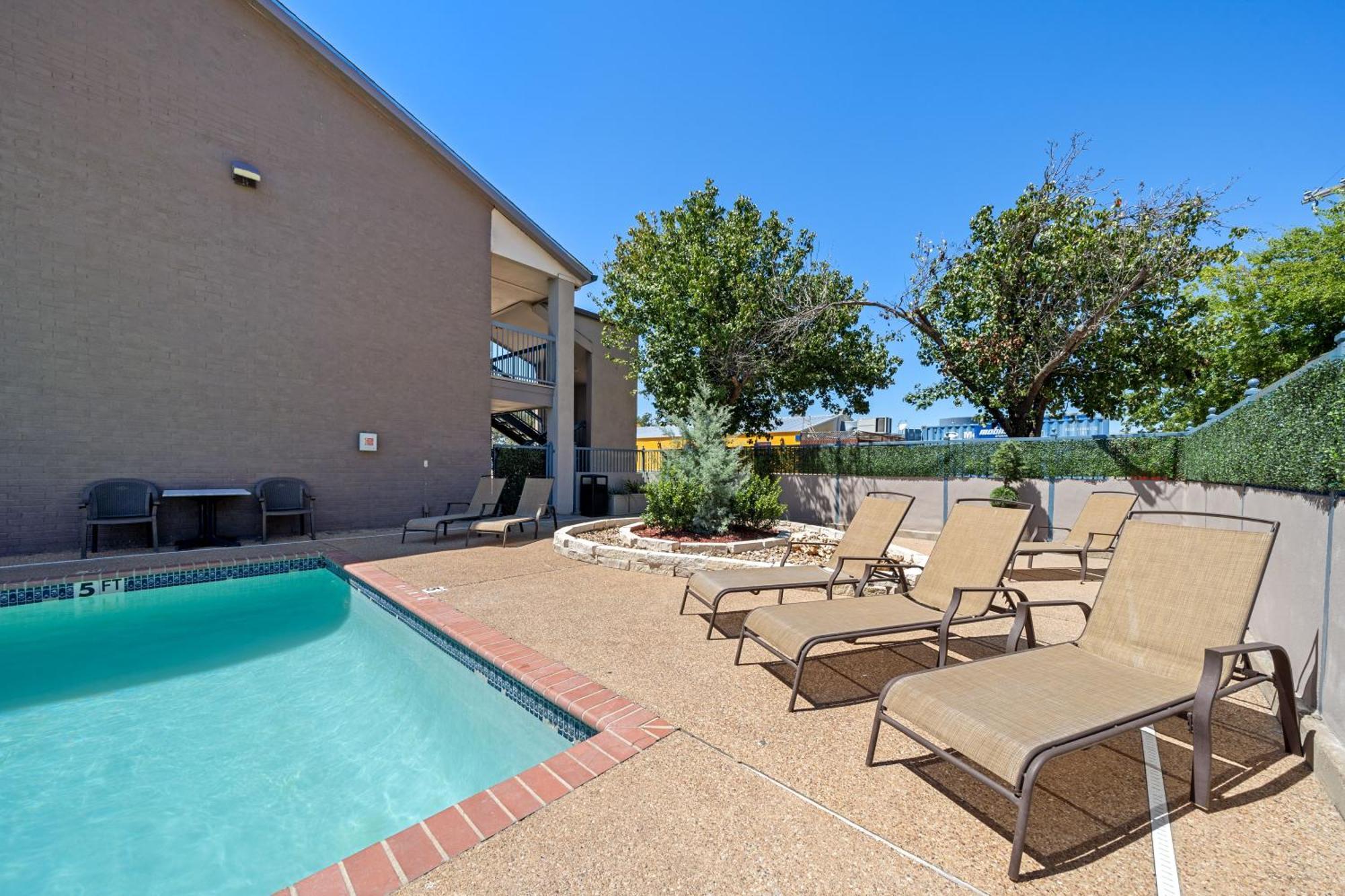 Days Inn By Wyndham Round Rock Exterior photo