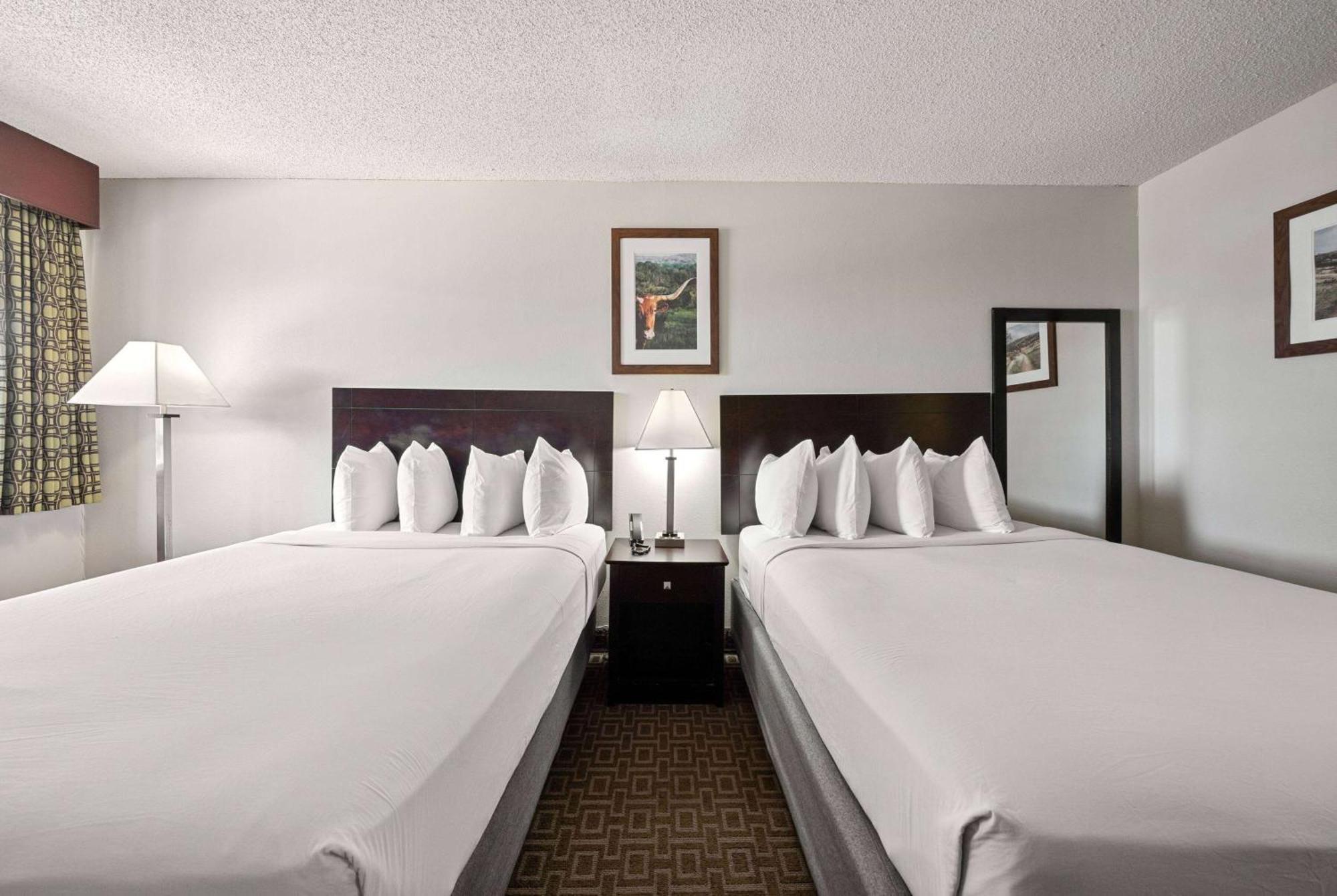 Days Inn By Wyndham Round Rock Exterior photo