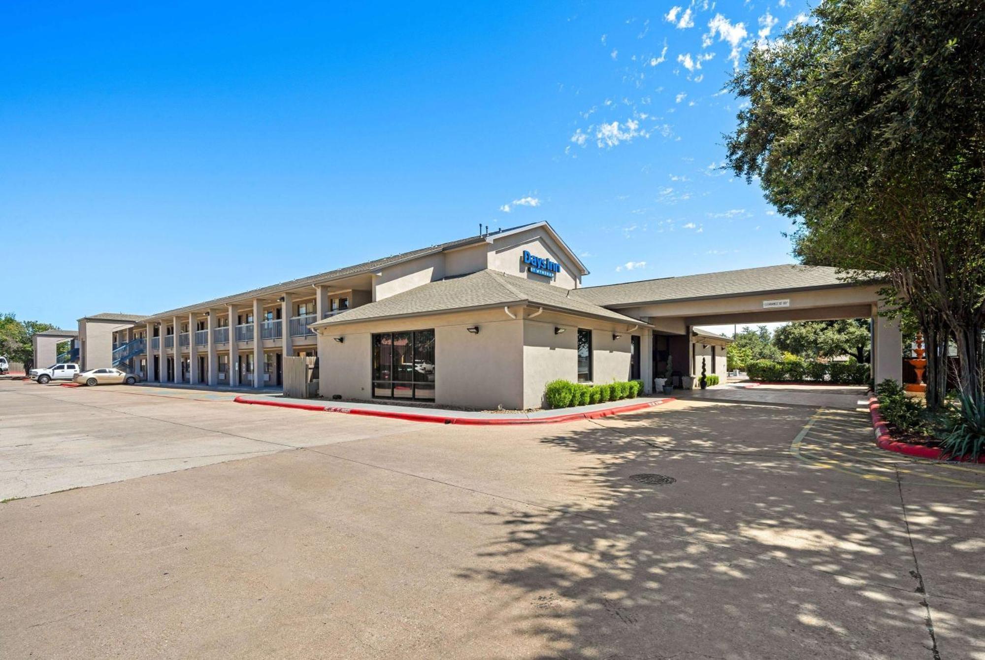 Days Inn By Wyndham Round Rock Exterior photo