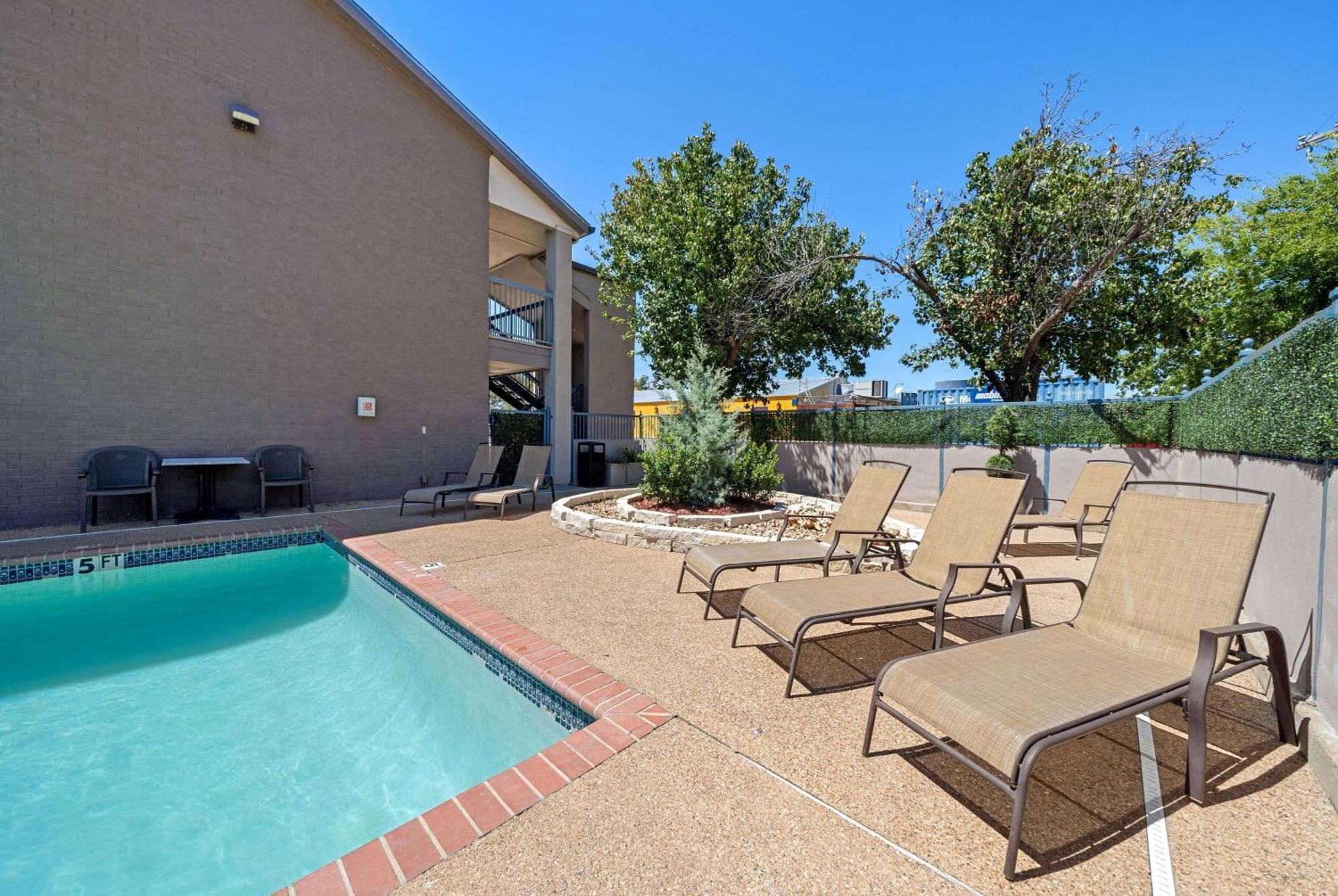 Days Inn By Wyndham Round Rock Exterior photo