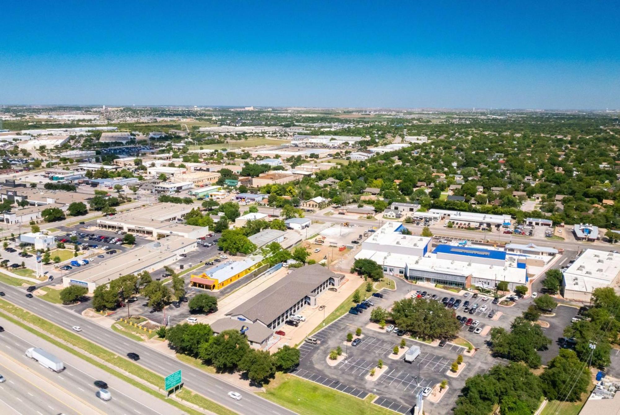 Days Inn By Wyndham Round Rock Exterior photo