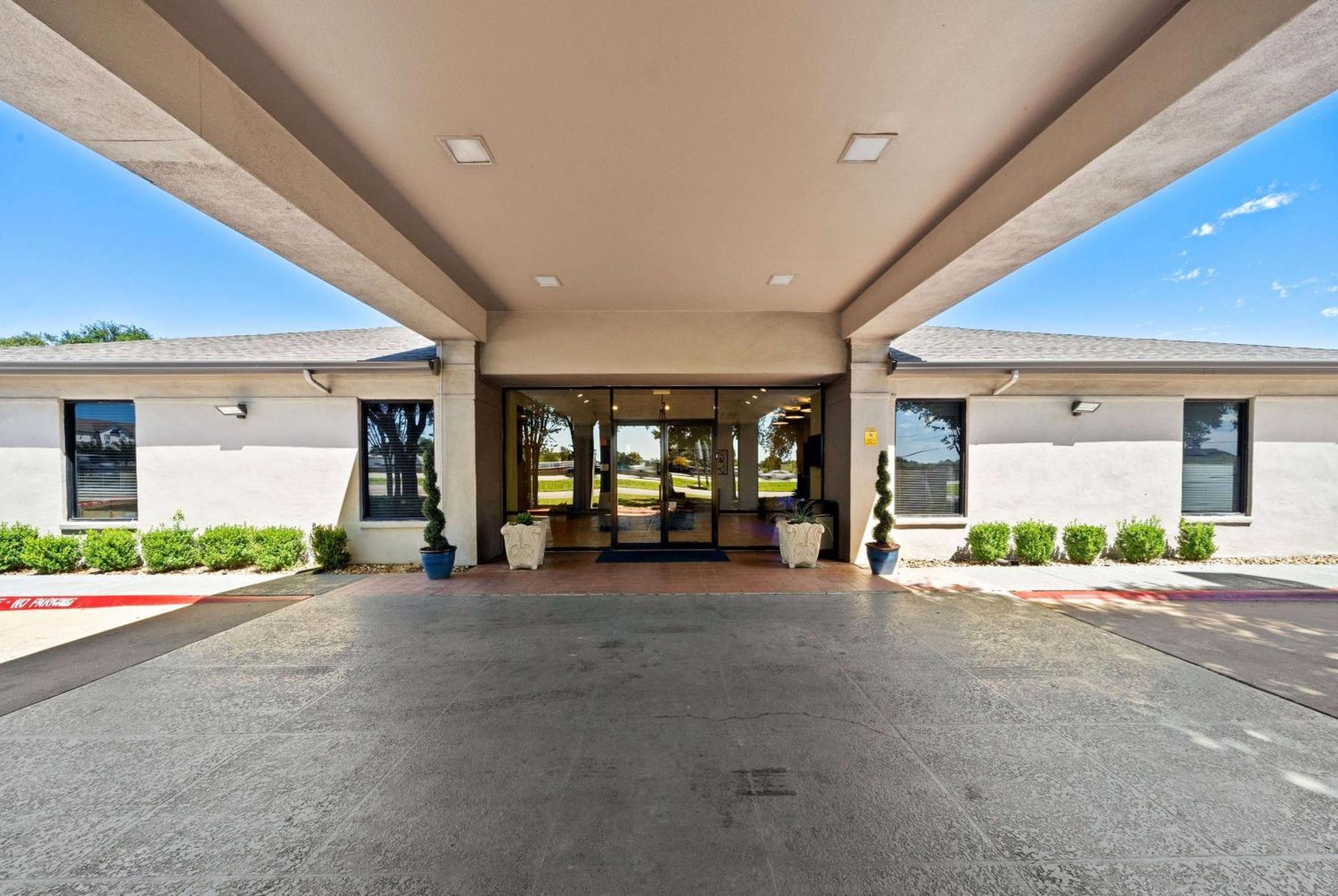 Days Inn By Wyndham Round Rock Exterior photo
